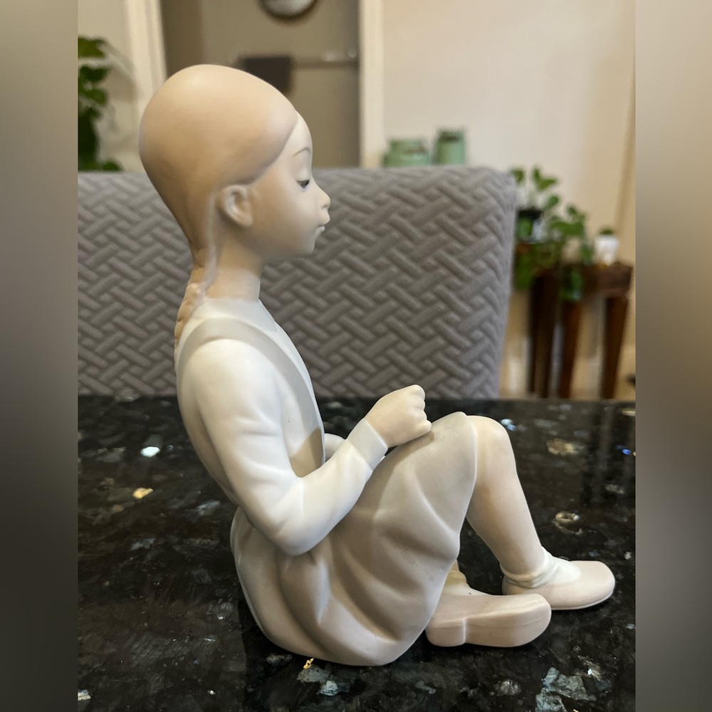 Lladro figurine #4596 Girl with flowers’